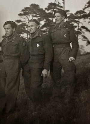 Zdjęcie 042. Żołnierze 19 Kompanii Warsztatowej z plut. Michałem Barem (w środku). Zdjęcie zrobione po 1 lipca 1946 r. w Wielkiej Brytanii.