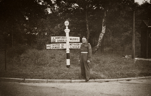 Zdjęcie 045. Plut. Michał Bar przy drogowskazie na skrzyżowaniu dróg w hrabstwie Lindsey na przełomie lat 1946/47.