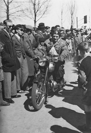 Zdjęcie 047. Michał Bar na starcie przemyskiego „Motocyklowego rajdu Wiosennego” na dystansie 100 km w kategorii maszyn „JAWA” 250 cm³, 12 kwietnia 1953 r. W rajdzie tym M. Bar zdobył złoty medal.