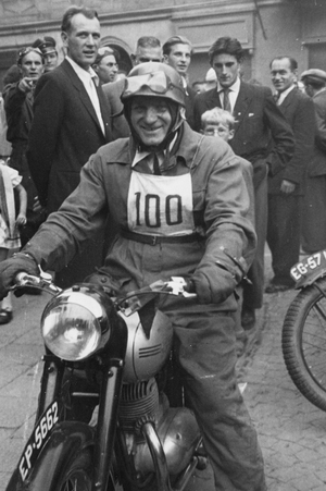 Zdjęcie 048. Micha Bar jako zwycięzca przemyskiego „Motocyklowego Wyścigu Ulicznego” w kategorii maszyn „JAWA” 250 cm³, 20 września 1953 r.