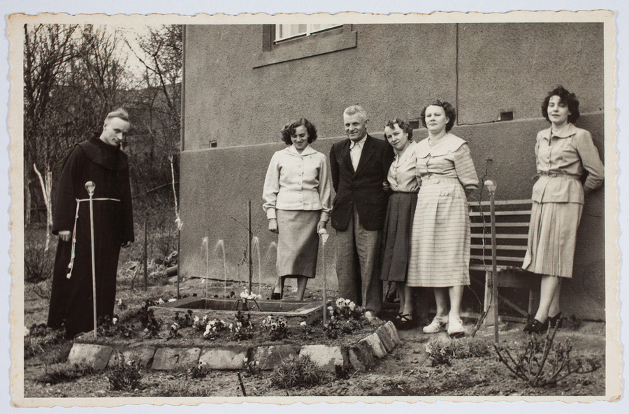 Zdjęcie 049. Michał Bar w gronie rodzinnym przy swoim domu w Przemyślu zbudowanym w 1956 r. Druga z prawej: Maria Bar, żona Michała.