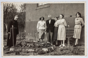 Zdjęcie 049. Michał Bar w gronie rodzinnym przy swoim domu w Przemyślu zbudowanym w 1956 r. Druga z prawej: Maria Bar, żona Michała.
