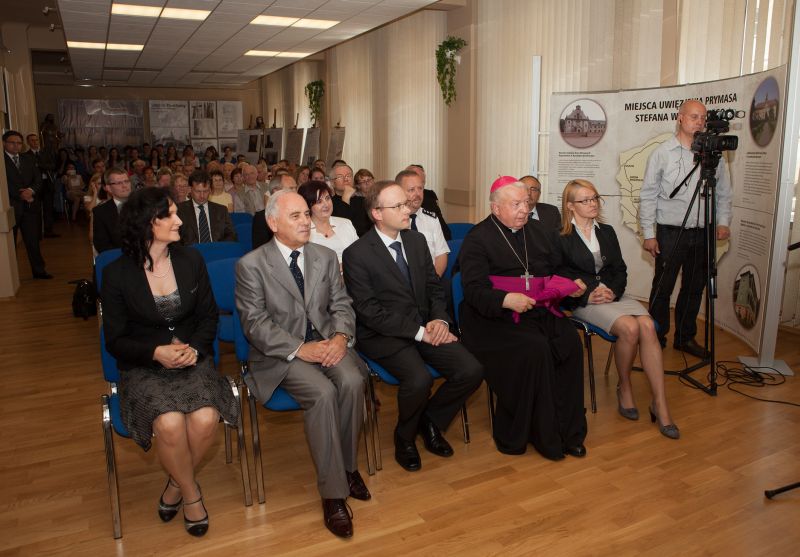 Od lewej: dyrektor IPN Oddział w Rzeszowie Ewa Leniart, poseł Andrzej Szlachta, prezes IPN dr Łukasz Kamiński, bp Kazimierz Górny, wicewojewoda Alicja Wosik