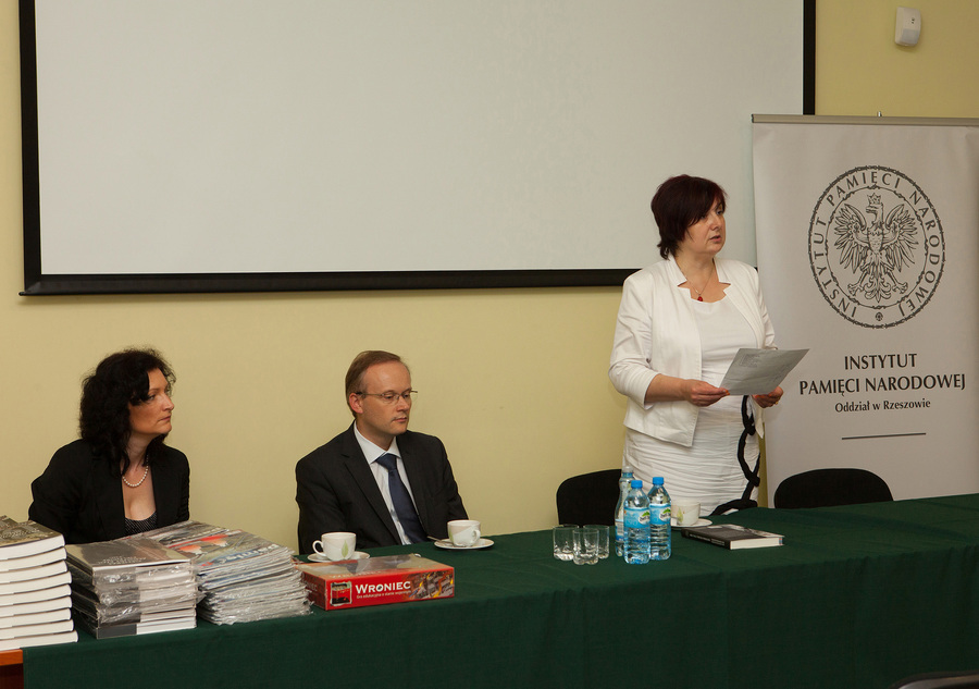 Od lewej: Dyrektor IPN Oddział w Rzeszowie Ewa Leniart, Prezes IPN dr Łukasz Kamiński i Krystyna Wróblewska – Dyrektor Podkarpackiego Centrum Edukacji Nauczycieli