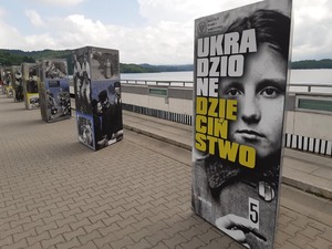 Prezentacja wystawy „Ukradzione dzieciństwo” na Zaporze Solińskiej.