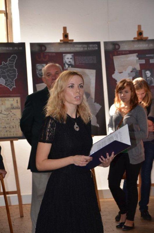 Katarzyna Kyc z IPN Oddział w Rzeszowie, kustosz wystawy