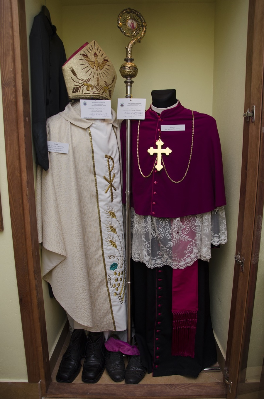 50.	Ornat, mitra i pastorał abp Ignacego Tokarczuka (ze zbiorów Izby Pamięci abp. Ignacego Tokarczuka w opactwie jarosławskim, fot. Krzysztof Kapłon)