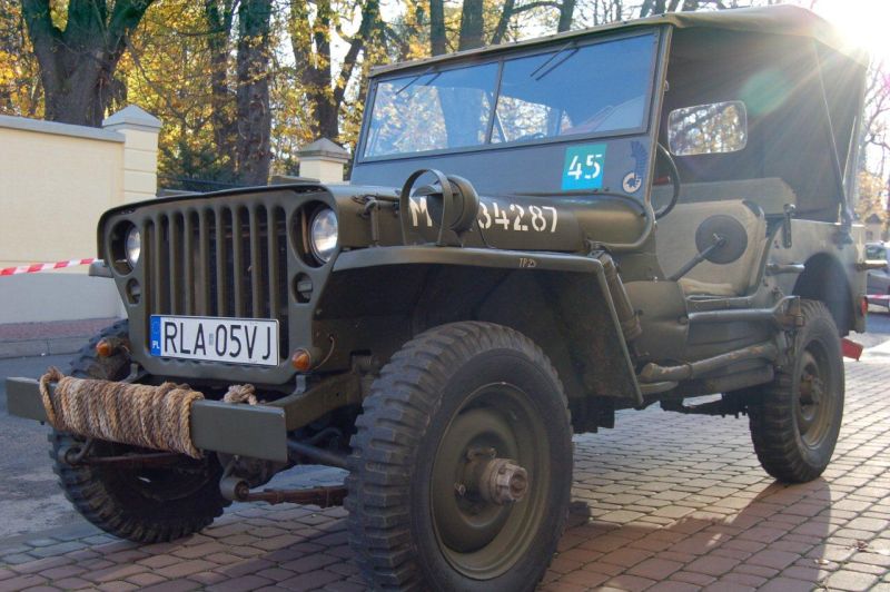 WILLYS MB wyprodukowany w 1941 r. (w malowaniu szwadronu dowodzenia 10. PSK w Normandii 1944 r.), ze zbiorów Pawła Fangora
