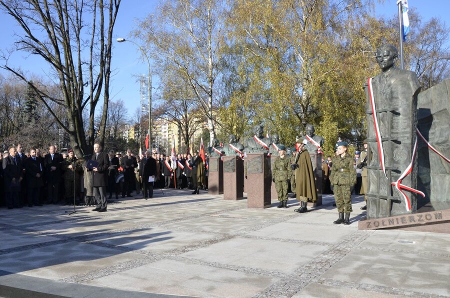 Prezes IPN dr Łukasz Kamiński przemawia pod pomnikiem