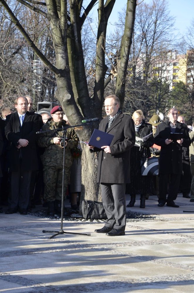 Prezes IPN dr Łukasz Kamiński przemawia pod pomnikiem