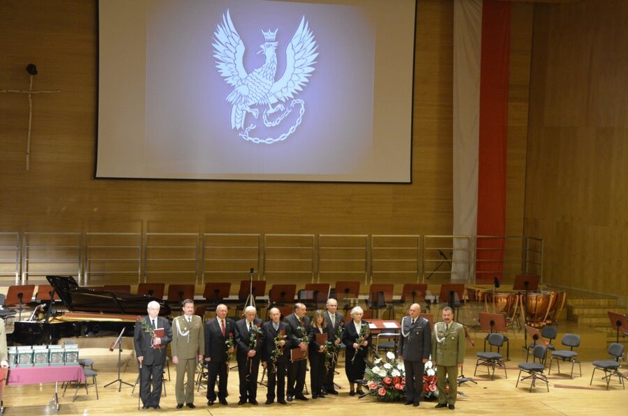 Rodziny działaczy IV Zarzadu WiN przyjmują mianowania na wyższe stopnie oficerskie 