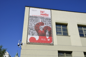Banery na budynku IPN w Rzeszowie wpisują się w obchody 40. rocznicy powstania NSZZ „Solidarność”