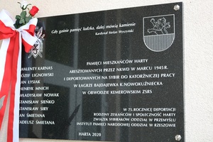 Odsłonięcie tablicy upamiętniającej 75. rocznicę deportacji mieszkańców Harty na Sybir.