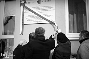 Kpt. Jerzy  Dębicki podczas uroczystego odsłonięcia tablicy upamiętniającej członków młodzieżowej organizacji antykomunistycznej w Mielcu 1 marca 2019 r.
