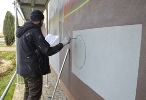 Arkadiusz Andrejkow twórca muralu przestawiającego gen. Władysława Sikorskiego w Tuszowie Narodowym