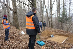 Prace archeologiczno-ekshumacyjne w miejscowości Dąbrówka Starzeńska na Podkarpaciu