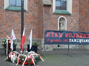 Symboliczne obchody 39. rocznicy wprowadzenia stanu wojennego w Rzeszowie.