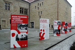 Wystawa „Tu rodziła się Solidarność” prezentowana na dziedzińcu Zamku w Sanoku