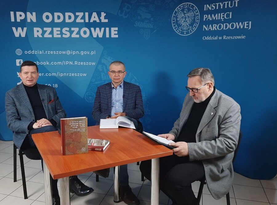 Dr Dariusz Iwaneczko - dyrektor IPN w Rzeszowie, dr Bogusław Wójcik - OBBH IPN w Rzeszowie, dr Jędrzej Lipski - autor programu