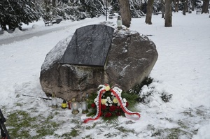 Złożenie kwiatów i zapalenie zniczy przy Pomniku Glazie w Rzeszowie przez delegację IPN Oddział w Rzeszowie z okazji XIII Obchodów Dni Pamięci o Ofiarach Holocaustu na Podkarpaciu.