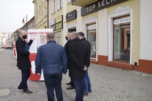 Breifing prezentujący wystawę „Tu rodziła się »Solidarność«” w Jarosławiu