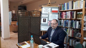 Dr Jacek Magdoń prowadzi prelekcję ​„Konstytucja 3 Maja - 230 rocznica uchwalenia”.