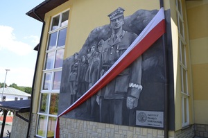 Odsłonięcie muralu poświęconego gen. Władysławowi Sikorskiemu w Hyżnem 5 lipca 2020 r.