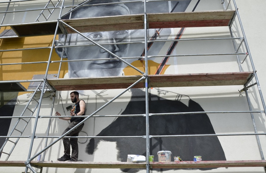 Mural przestawiający mjr. Józefa Batorego na szkole Podstawowej w Weryni