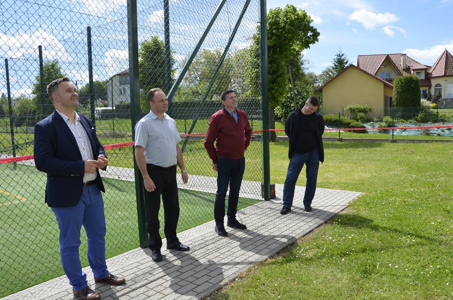 Mural przestawiający mjr. Józefa Batorego na szkole Podstawowej w Weryni