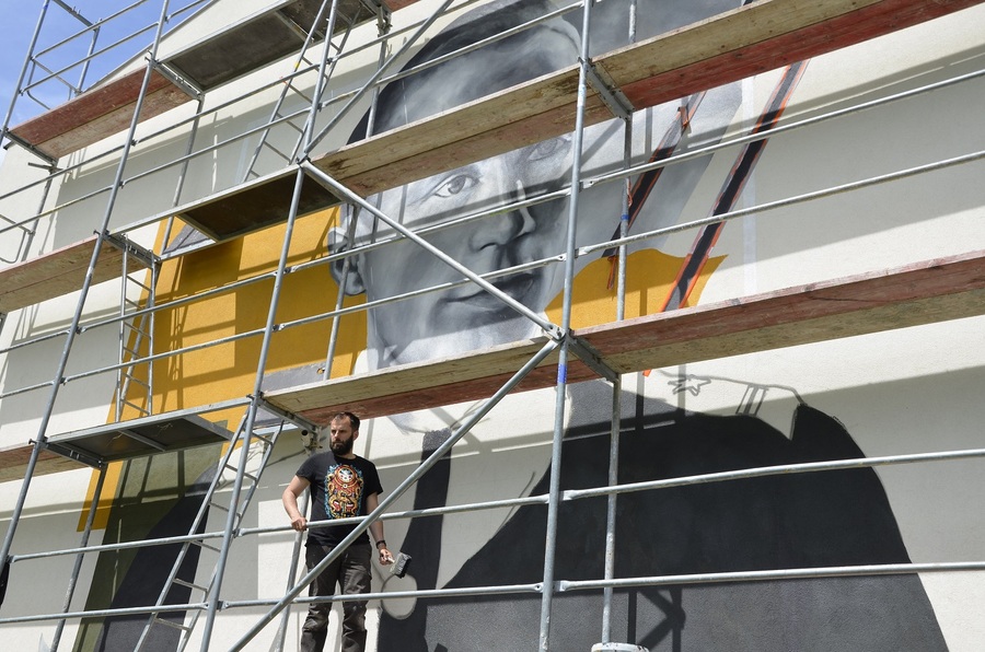 Mural przestawiający mjr. Józefa Batorego na szkole Podstawowej w Weryni