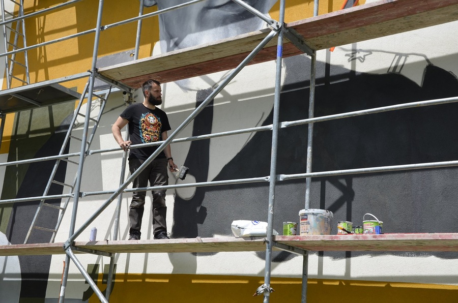 Mural przestawiający mjr. Józefa Batorego na szkole Podstawowej w Weryni