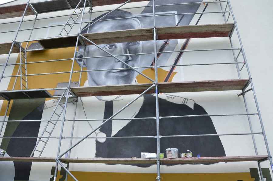 Mural przestawiający mjr. Józefa Batorego na szkole Podstawowej w Weryni