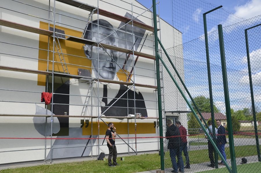 Mural przestawiający mjr. Józefa Batorego na szkole Podstawowej w Weryni