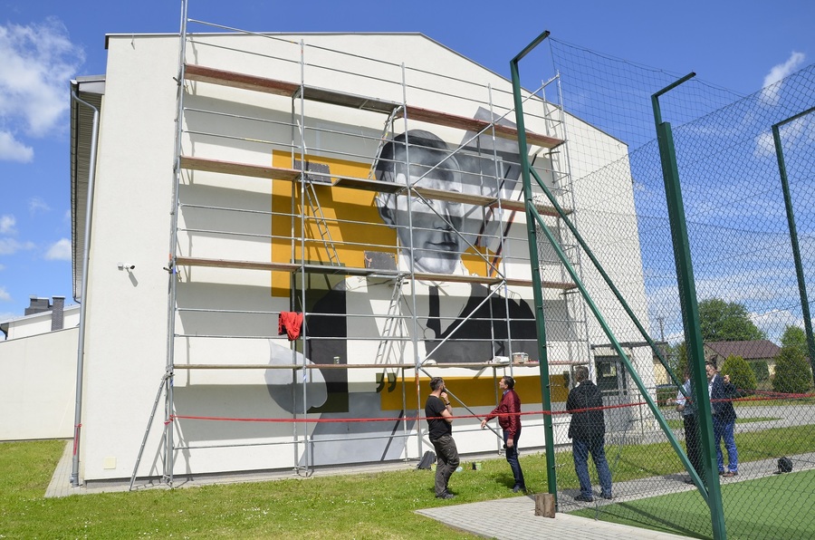 Mural przestawiający mjr. Józefa Batorego na szkole Podstawowej w Weryni