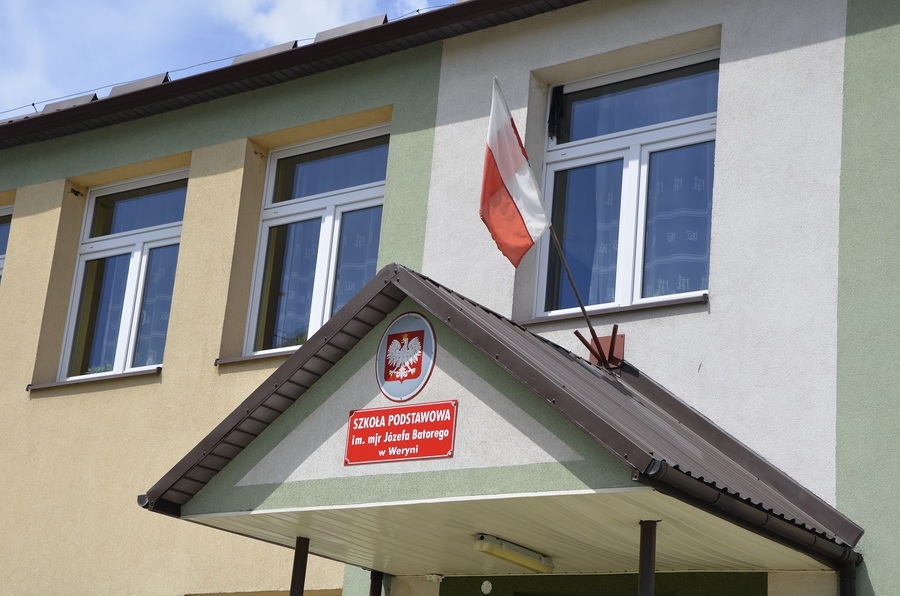 Mural przestawiający mjr. Józefa Batorego na szkole Podstawowej w Weryni