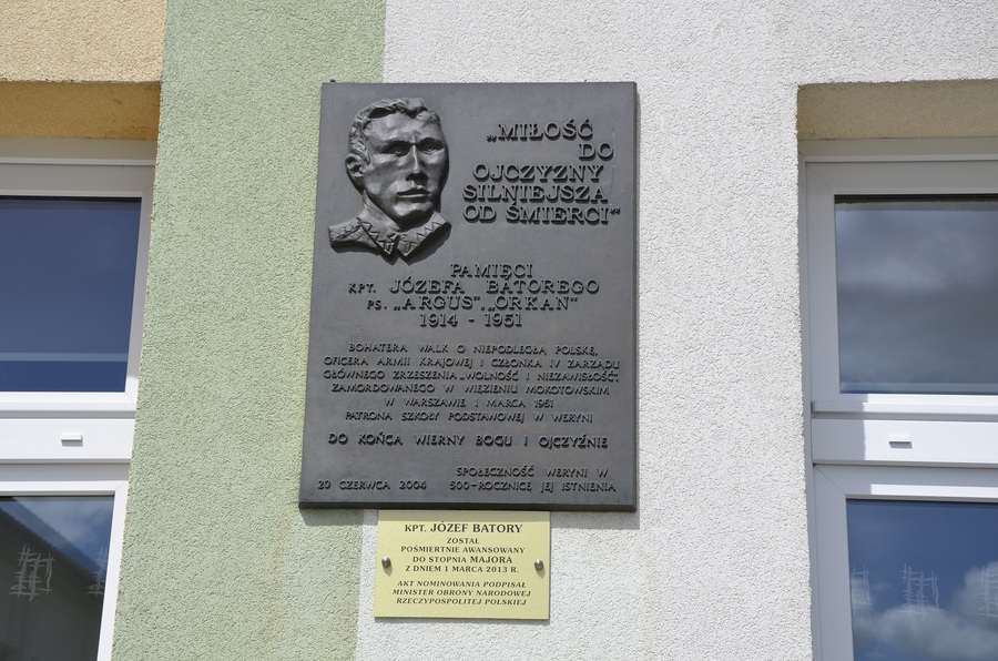 Mural przestawiający mjr. Józefa Batorego na szkole Podstawowej w Weryni