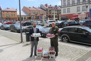 Przekazanie zniczy na rynku w Brzozowie w ramach akcji „11 lipca – zapal znicz pamięci”