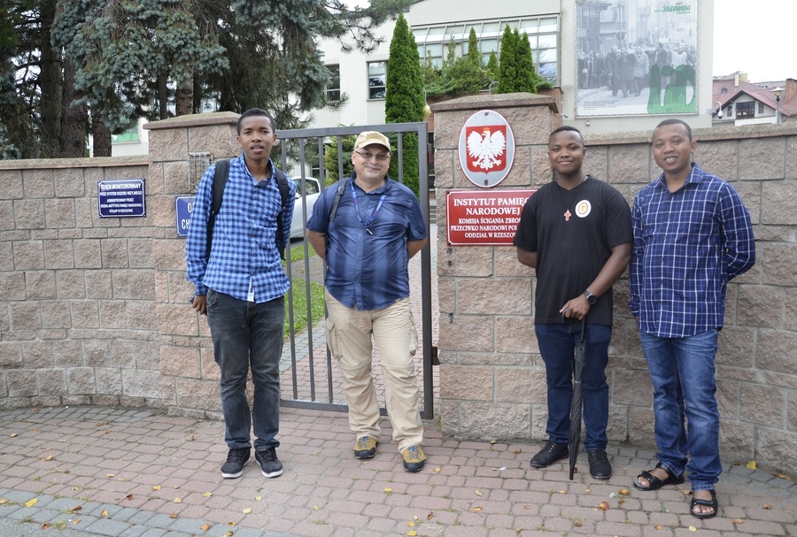 Bracia Kamilianie z Madagaskaru z wizytą w rzeszowskim IPN