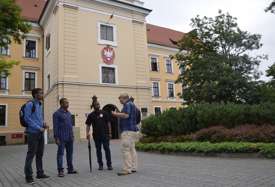 Bracia Kamilianie z Madagaskaru z wizytą w rzeszowskim IPN