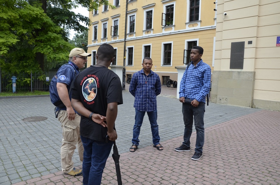Bracia Kamilianie z Madagaskaru z wizytą w rzeszowskim IPN