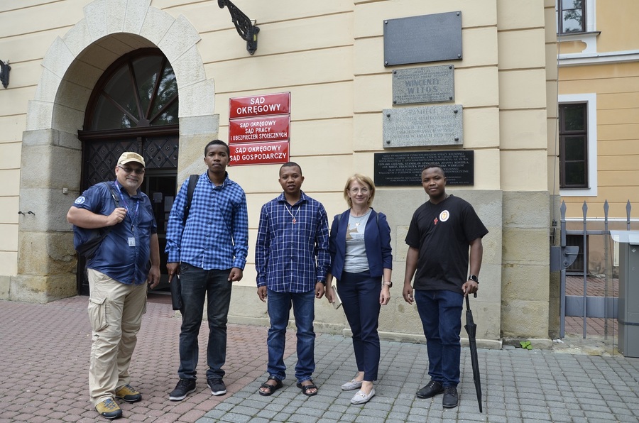 Bracia Kamilianie z Madagaskaru z wizytą w rzeszowskim IPN