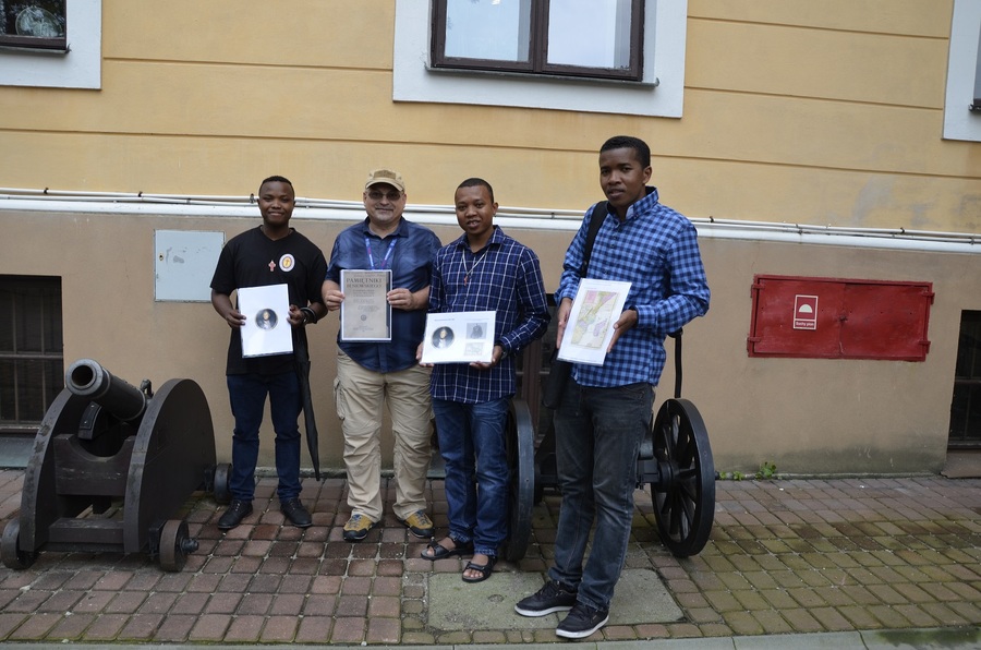Bracia Kamilianie z Madagaskaru z wizytą w rzeszowskim IPN