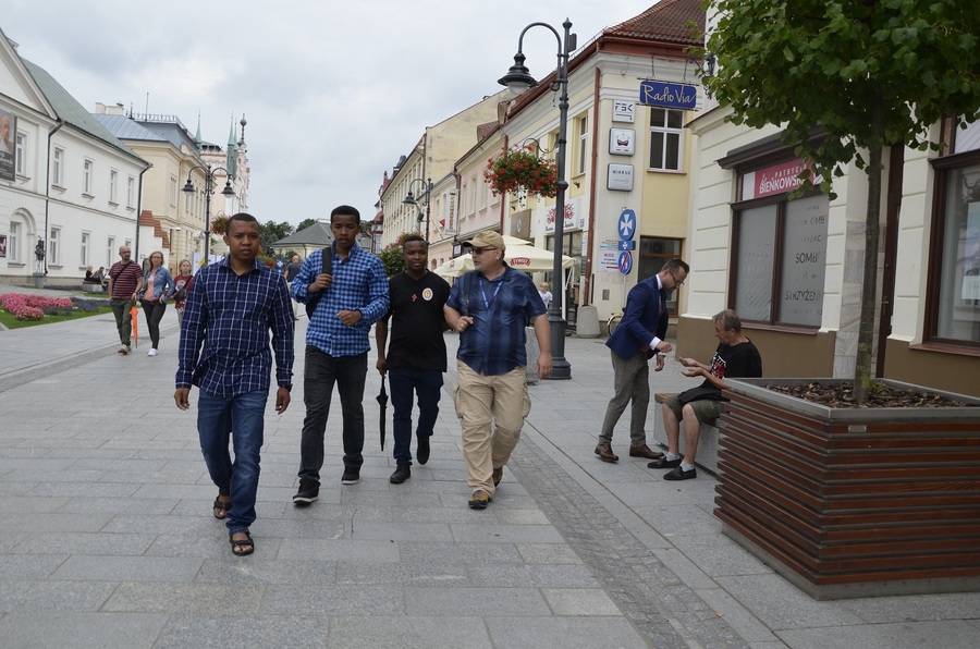 Bracia Kamilianie z Madagaskaru z wizytą w rzeszowskim IPN