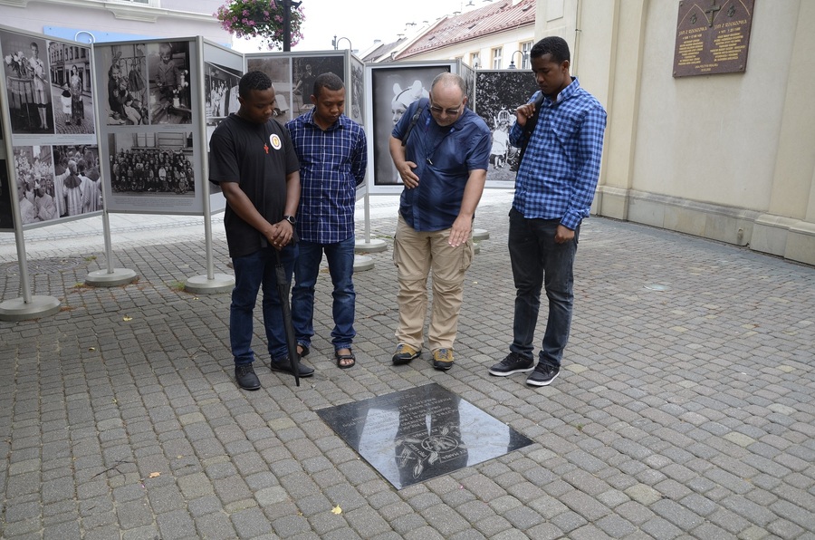 Bracia Kamilianie z Madagaskaru z wizytą w rzeszowskim IPN