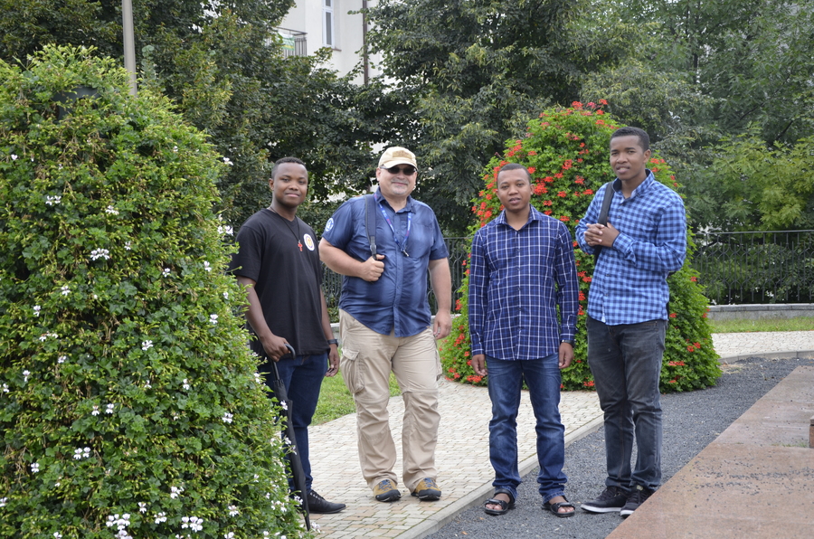 Bracia Kamilianie z Madagaskaru z wizytą w rzeszowskim IPN