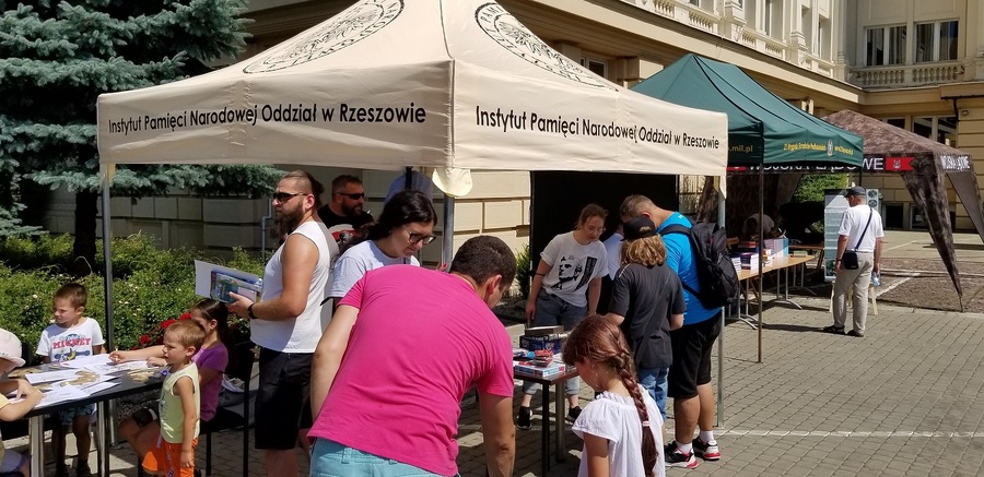 Stoisko edukacyjne IPN na pikniku z okazji Święta Wojska Polskiego w Rzeszowie