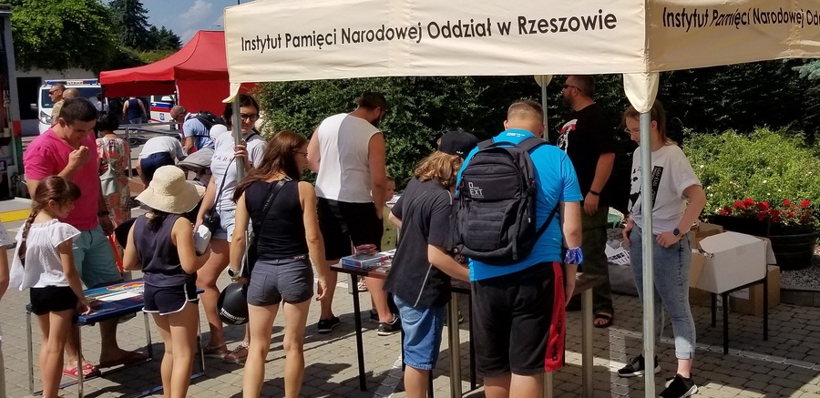Stoisko edukacyjne IPN na pikniku z okazji Święta Wojska Polskiego w Rzeszowie