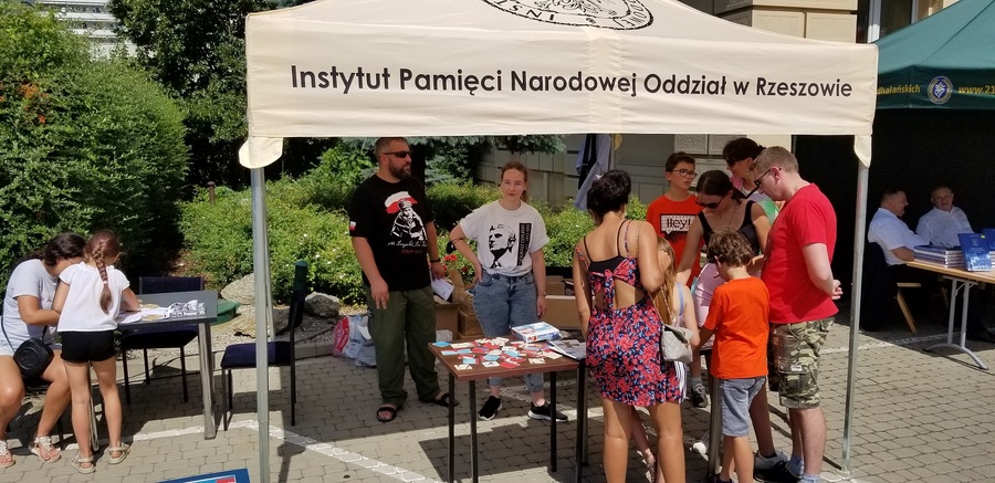 Stoisko edukacyjne IPN na pikniku z okazji Święta Wojska Polskiego w Rzeszowie