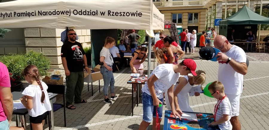 Stoisko edukacyjne IPN na pikniku z okazji Święta Wojska Polskiego w Rzeszowie