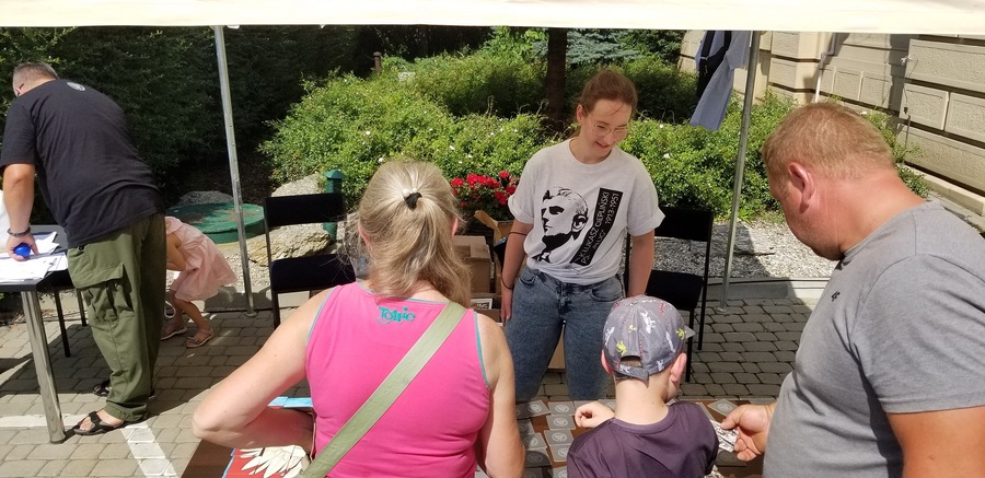 Stoisko edukacyjne IPN na pikniku z okazji Święta Wojska Polskiego w Rzeszowie